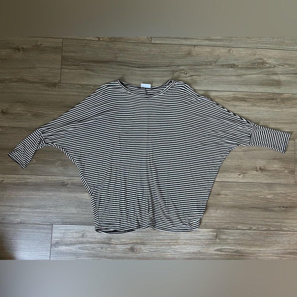 Embrace flowy black and white striped oversized top 
Size Medium
